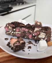 nzprotein rocky road slice on plate